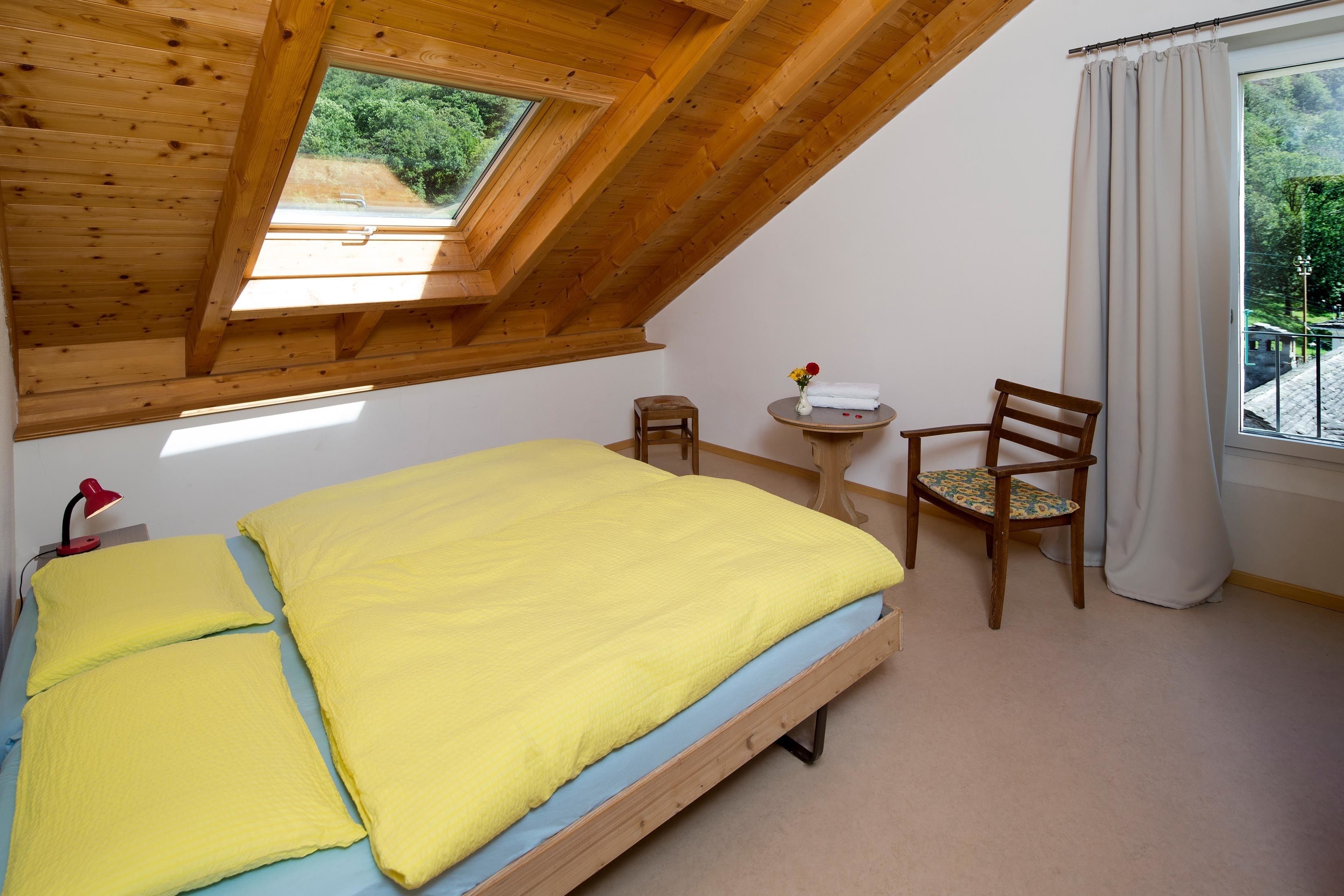 desk, rollaway beds, free wifi, bed sheets