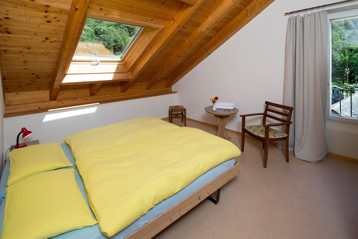 desk, rollaway beds, free wifi, bed sheets