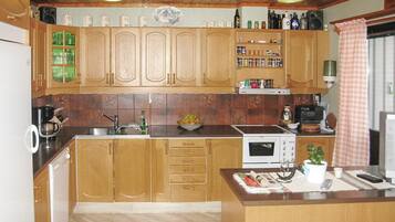 Kylskåp, spishäll, diskmaskin och kaffe- och tebryggare