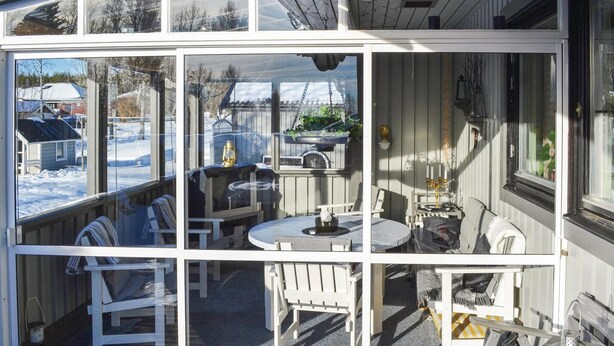 A covered outdoor patio with white furniture, a table, and chairs. - 3 bedroom cozy home in Vimmerby (Vimmerby)