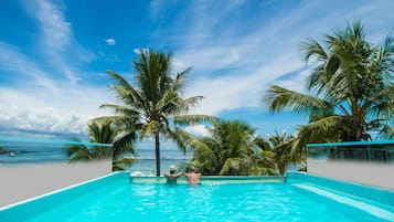 Piscina coperta, con ingresso dalle 10:00 alle 21:00, lettini