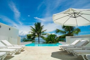 Hồ bơi trong nhà, mở cửa từ 10:00 đến 21:00, ghế dài tắm nắng 
