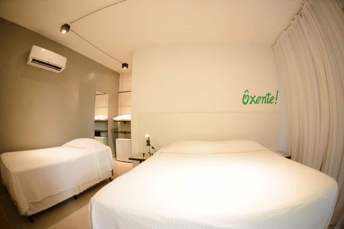 Luxe beddengoed, een minibar, een kluis op de kamer