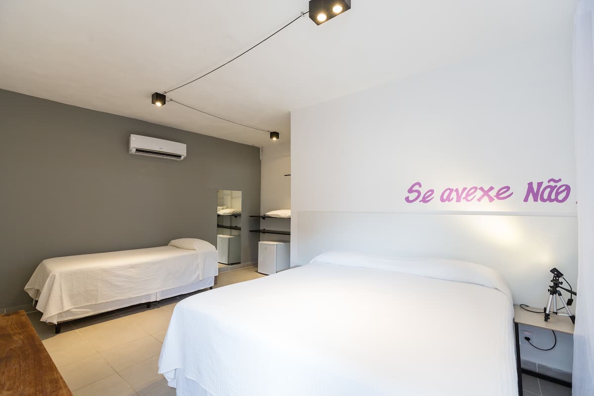 Luxe beddengoed, een minibar, een kluis op de kamer