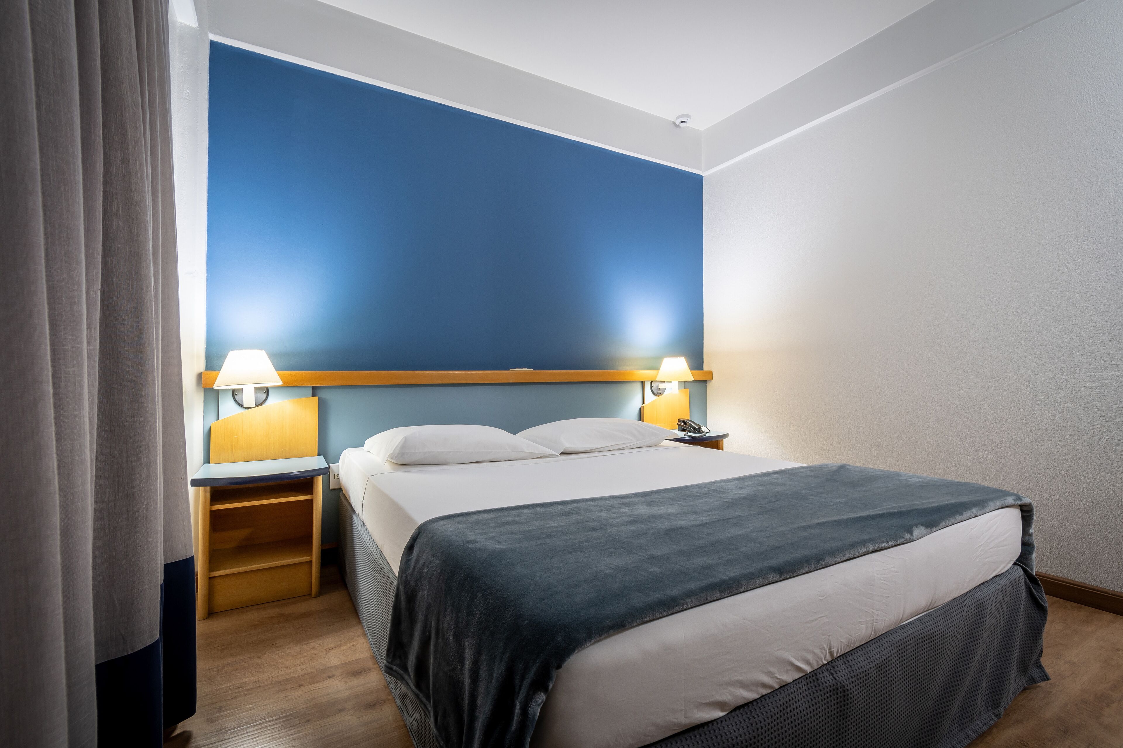 deluxe double room | minibar, in-room safe, desk, blackout curtains