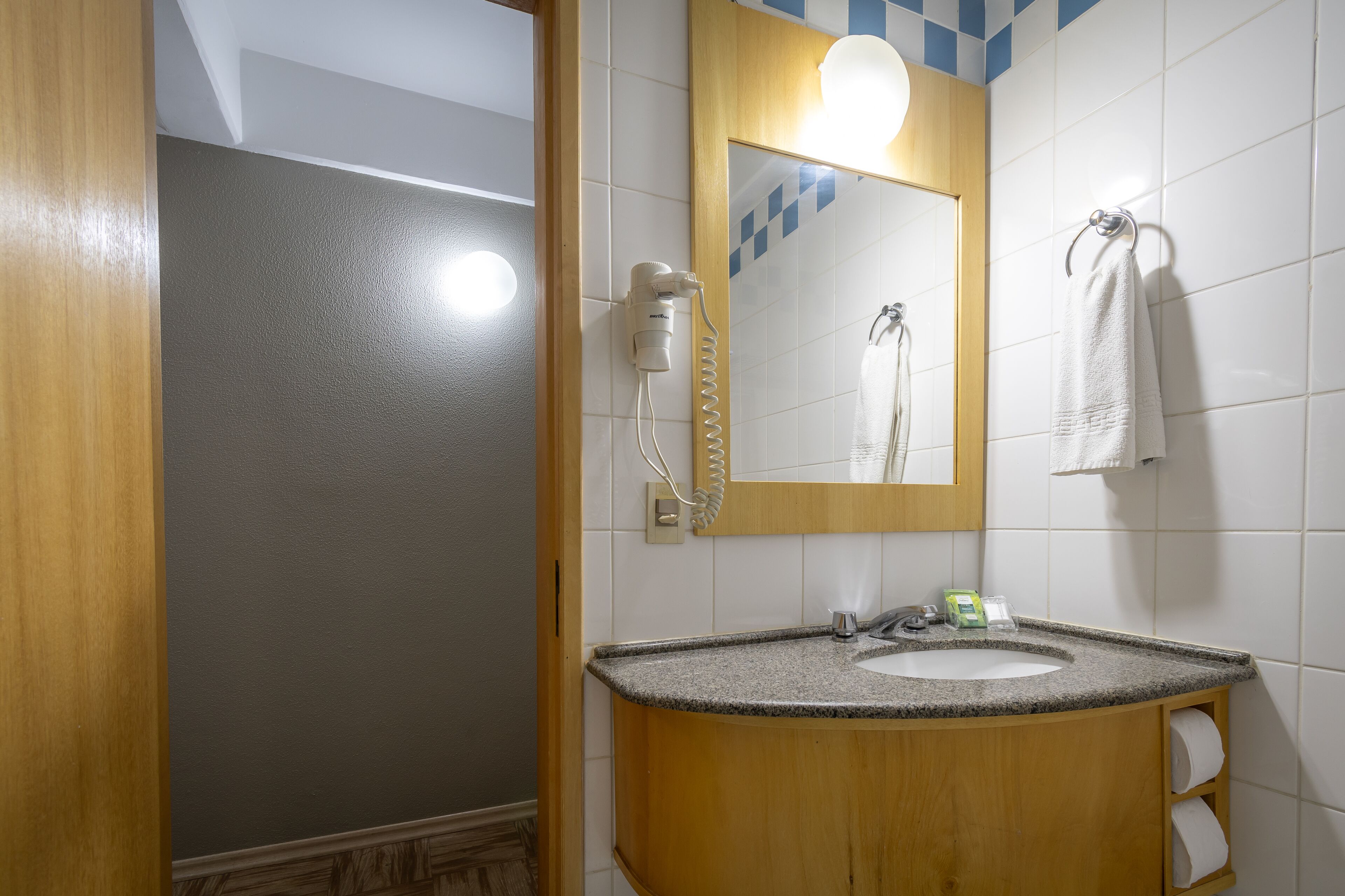 deluxe double room | minibar, in-room safe, desk, blackout curtains