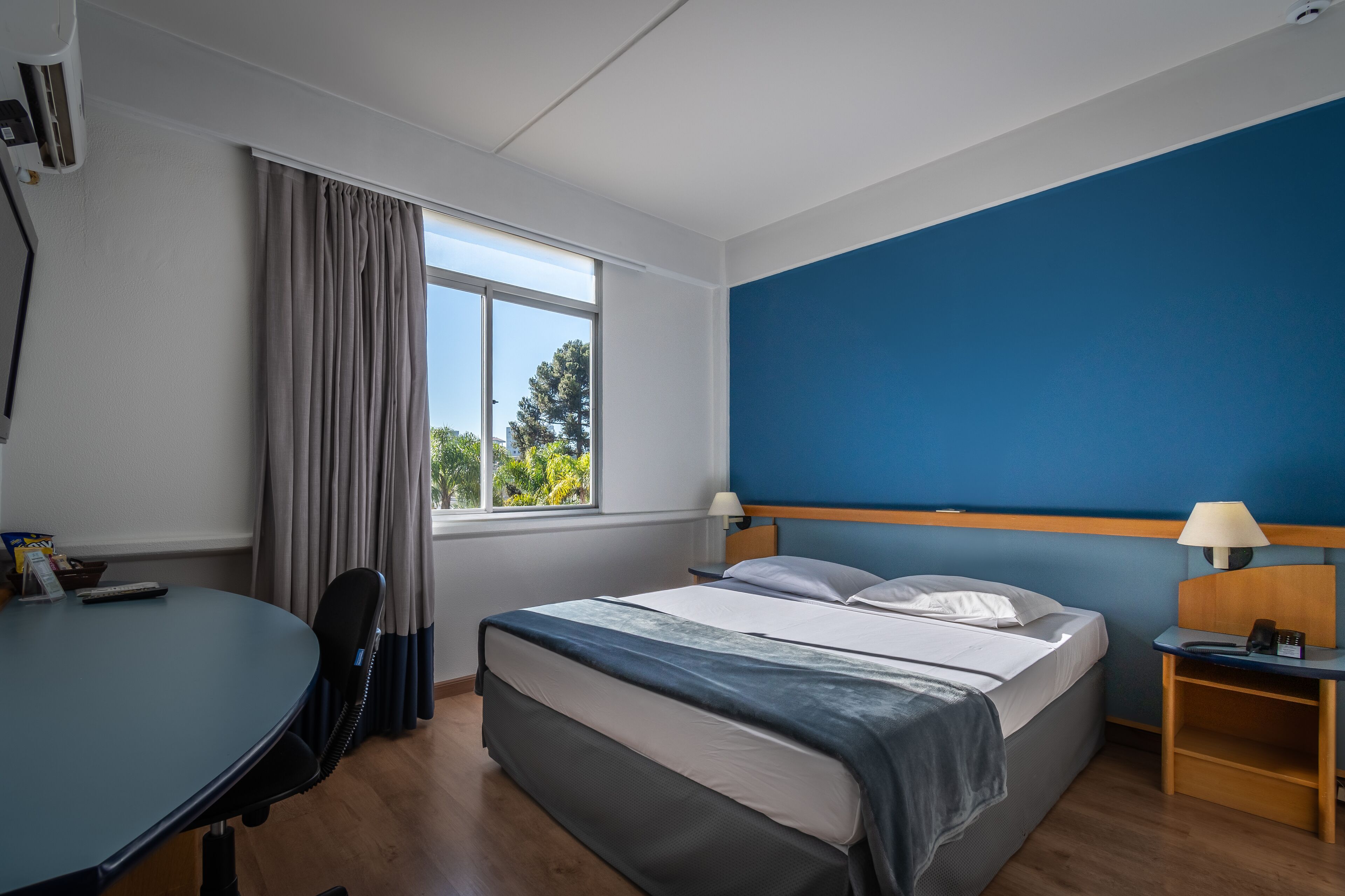 deluxe double room | minibar, in-room safe, desk, blackout curtains