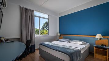 Quarto casal luxo | Frigobar, cofres nos quartos, escrivaninha, cortinas blackout