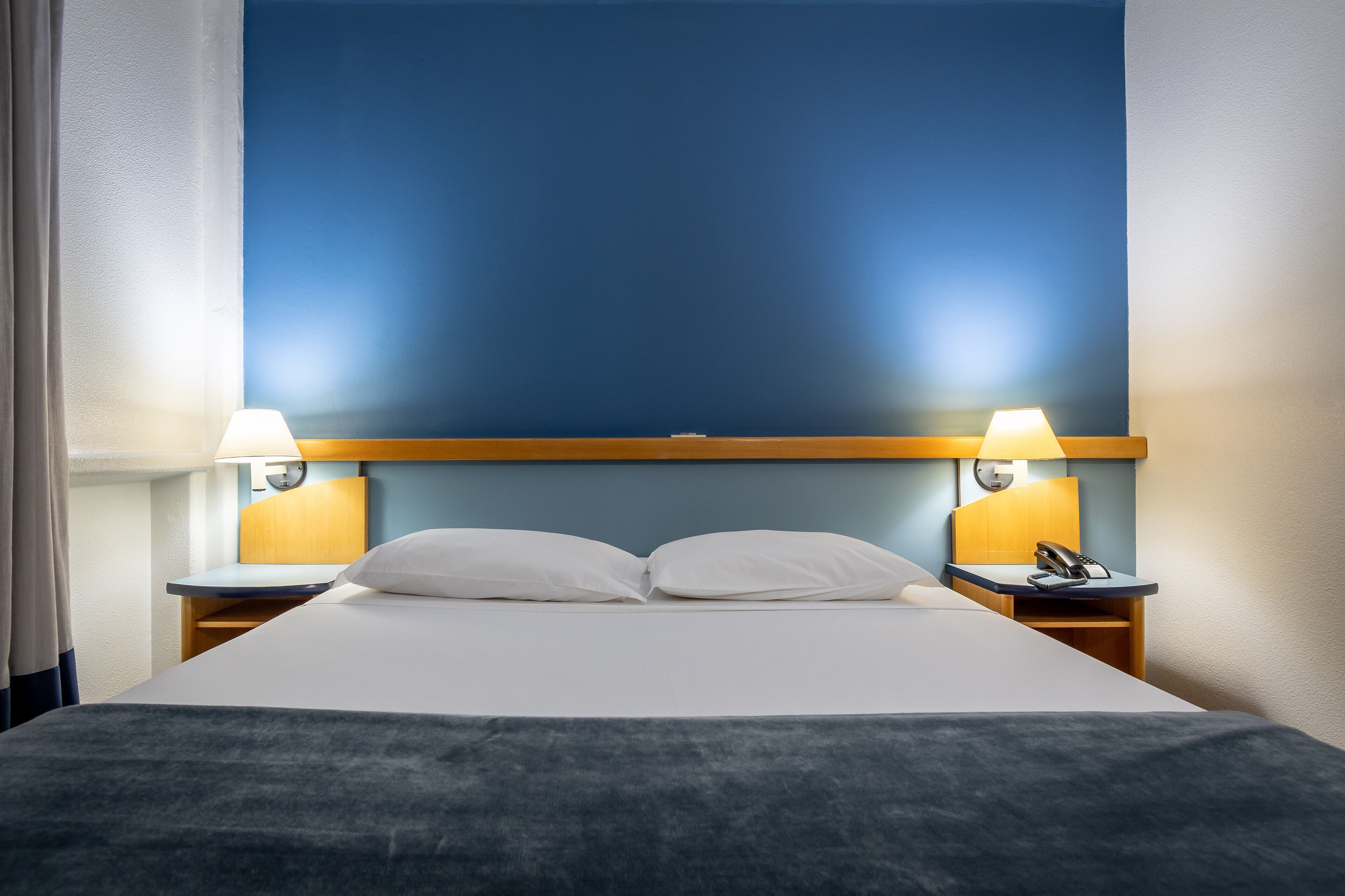 deluxe double room | minibar, in-room safe, desk, blackout curtains