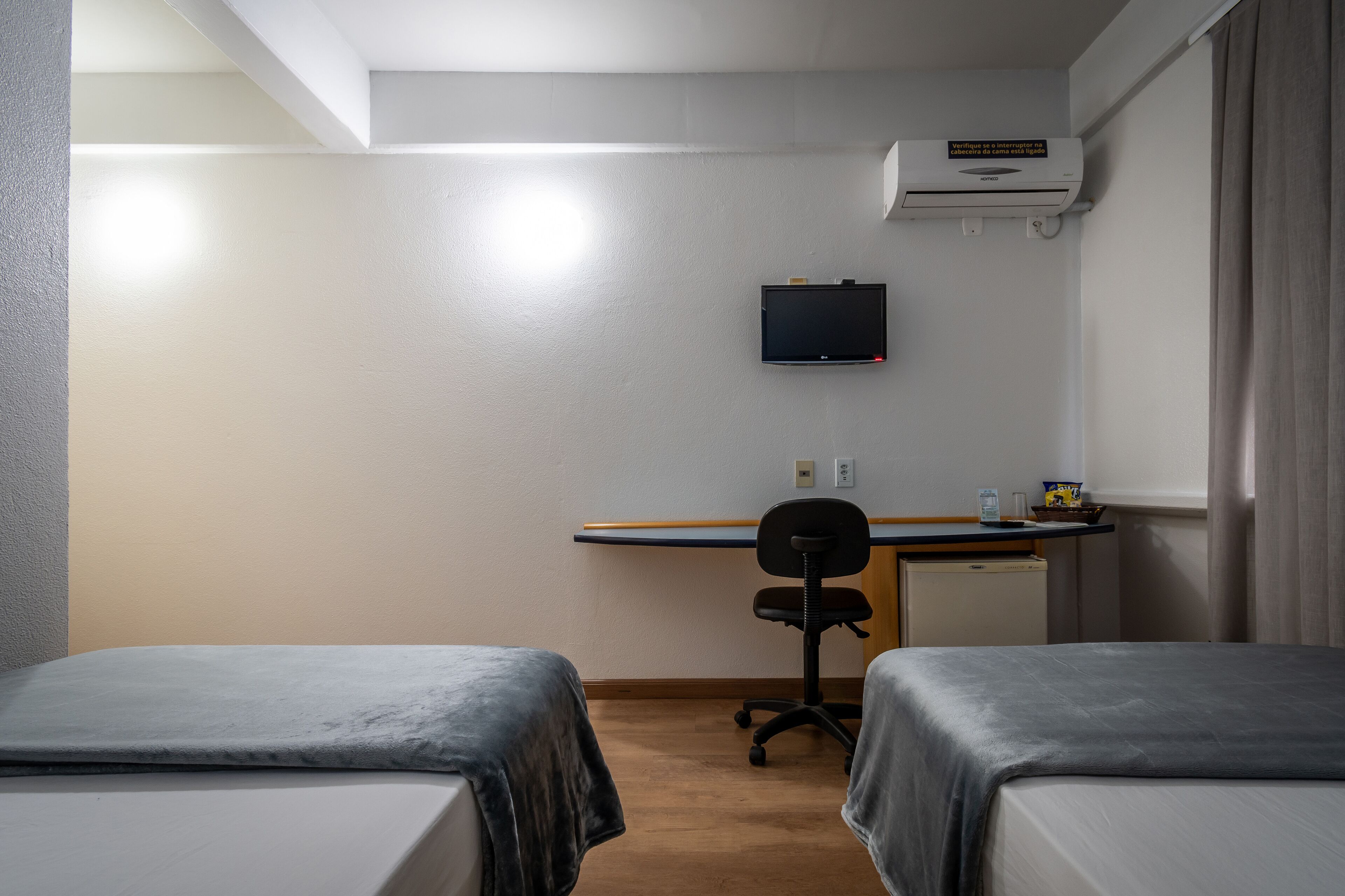 deluxe twin room | minibar, in-room safe, desk, blackout curtains