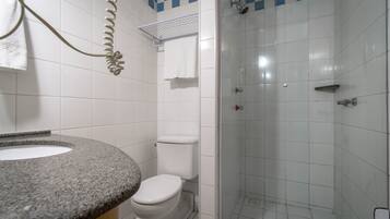 Deluxe Twin Room | Bathroom | Shower, free toiletries, hair dryer, towels