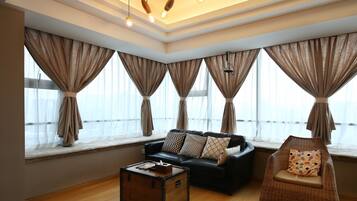 Classic Suite | Desk, blackout curtains, soundproofing, iron/ironing board