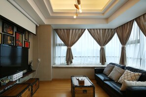 Classic Suite | Desk, blackout drapes, soundproofing, iron/ironing board