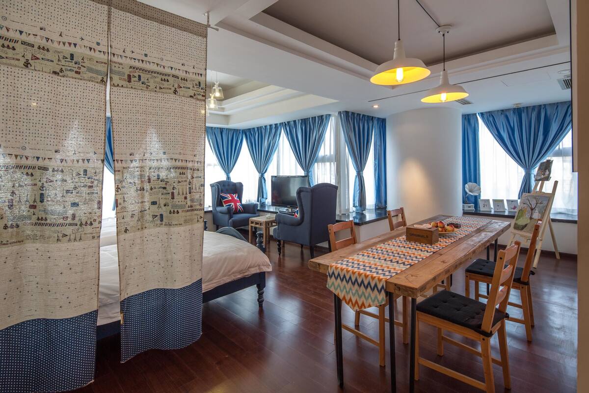 Deluxe Suite | Desk, blackout drapes, soundproofing, iron/ironing board