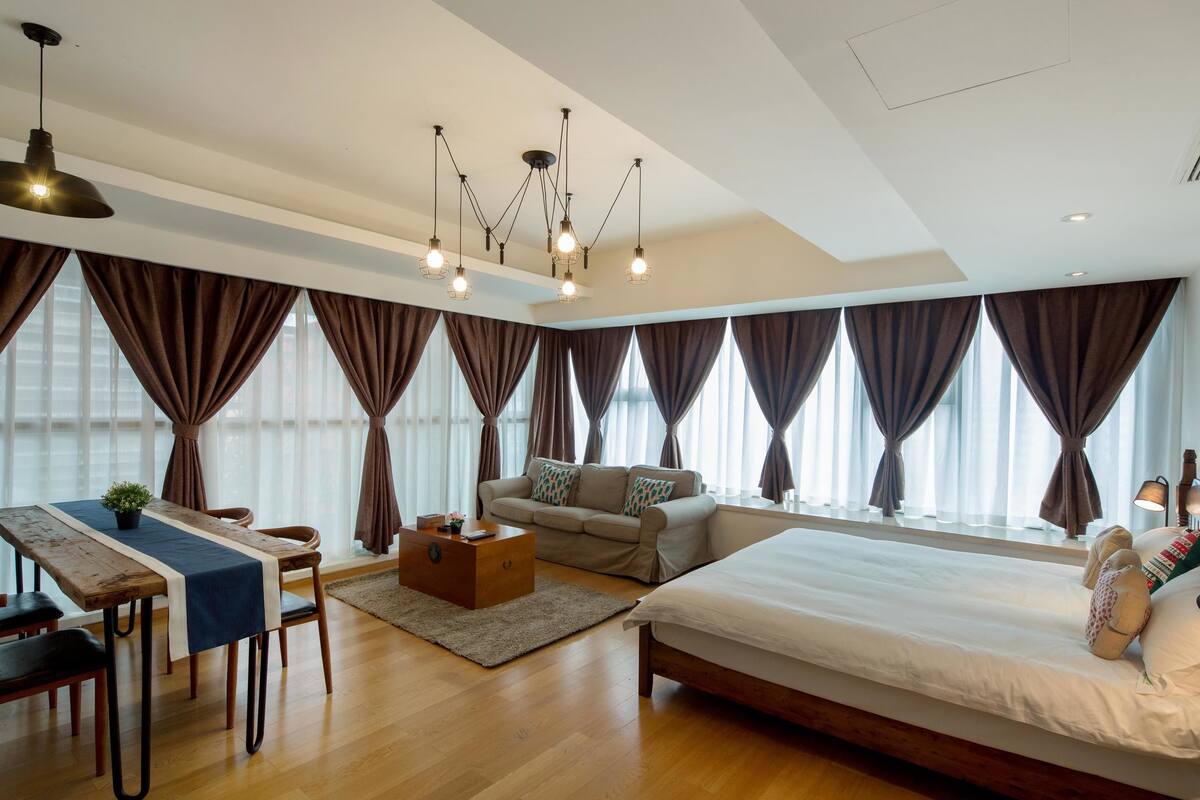 Superior Suite | Desk, blackout drapes, soundproofing, iron/ironing board