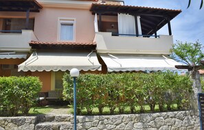 ลานระเบียง/นอกชา  น