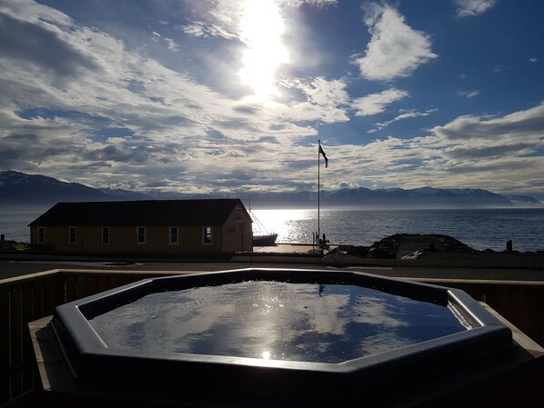 A hot tub with a view of the ocean and mountains. - Grenivík Guesthouse (Grenivík)