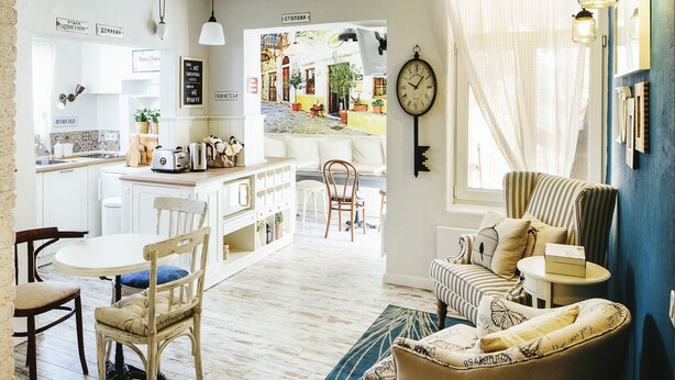 Un ambiente acogedor con comedor, cocina y sala de estar.