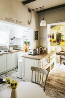 Quarto triplo, banheiro compartilhado | Espaço de cozinha compartilhada | Geladeira, micro-ondas, fogão, cooktop