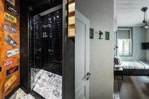 Phòng đơn Deluxe | Phòng tắm | Buồng tắm vòi sen, máy sấy tóc, dép đi trong nhà, khăn tắm 