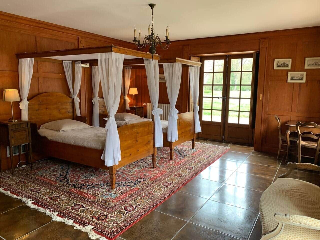 9 chambres, fer et planche à repasser, lit parapluie, Wi-Fi gratuit