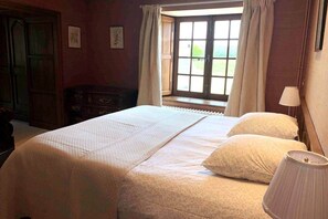9 dormitorios, tabla de planchar con plancha, cuna de viaje