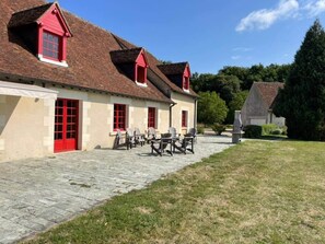Outdoor dining - Large spacious and relaxing house with  pool, tennis and pond - up  to 16p: Deer (Monthou-sur-Cher)