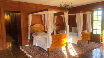 9 slaapkamers, een strijkplank/strijkijzer, reisbedje, gratis wifi