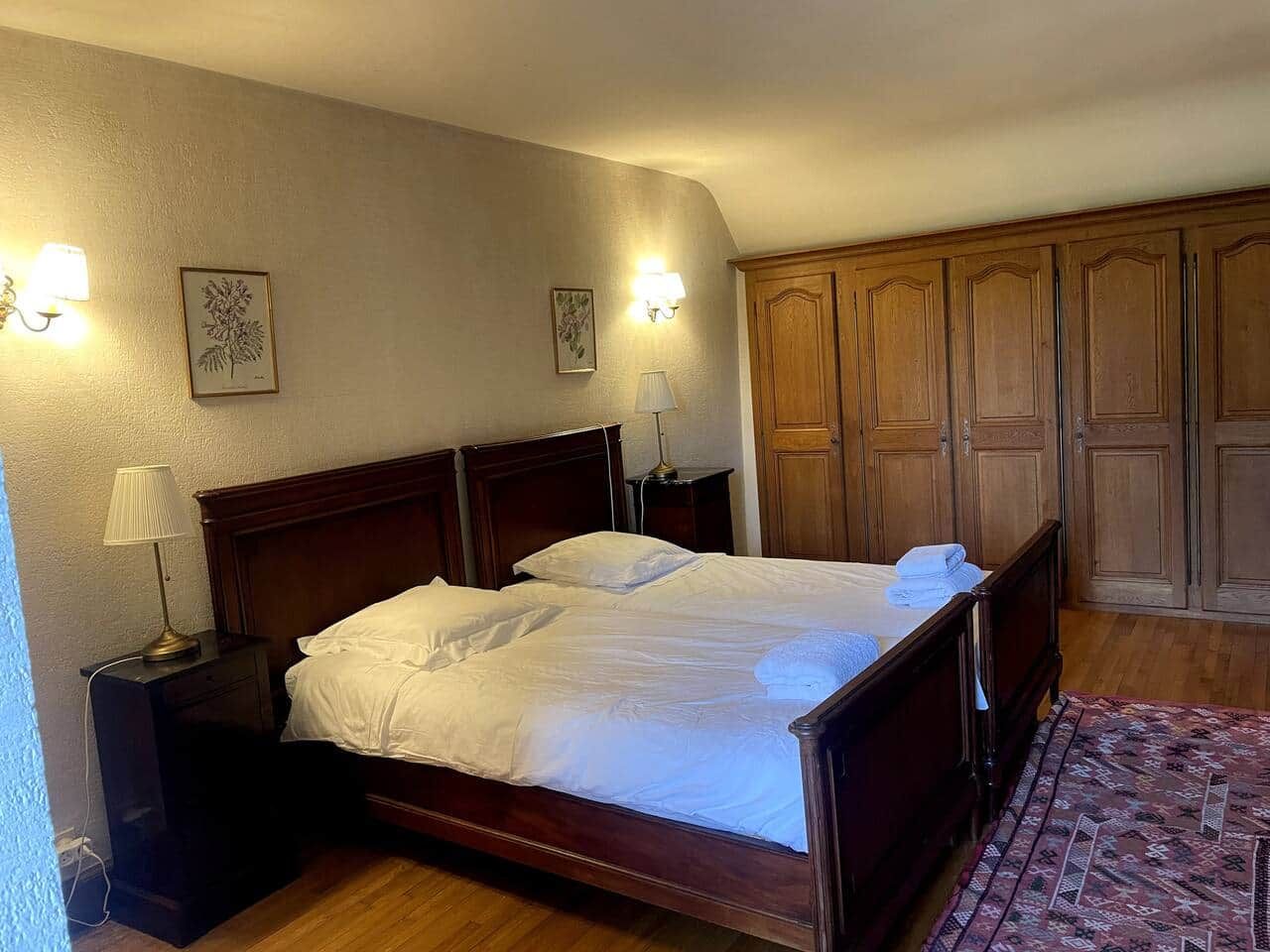 chambre du muntjac  (2 lits jumeaux) dans maison d'amis
Salle de bain (bain, lavabo) ensuite
toilette sur le palier