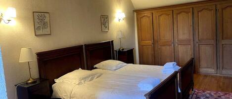 chambre du muntjac (2 lits jumeaux) dans maison d'amis
Salle de bain (bain, lavabo) ensuite
toilette sur le palier