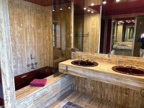 Baignoire, sèche-cheveux, bidet, savon