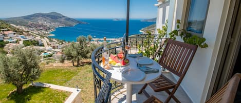 Deluxe Apartment, 1 Bedroom, Balcony, Sea View | Beach/ocean view