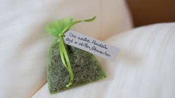 A small green sachet tied with a green ribbon, containing a handwritten note in German.