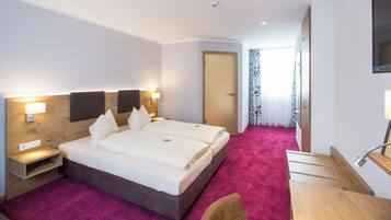 Phòng đôi tiện nghi đơn giản | Bộ đồ giường kháng dị ứng, chăn bông, két bảo mật tại phòng, bàn