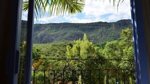 A balcony with a view of a mountainous landscape. - Pousada Santa Maria (Tiradentes)