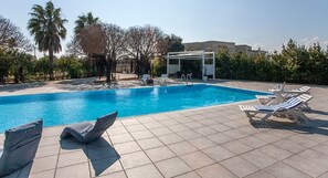 야외 수영장, 수영장 파라솔, 일광욕 의자