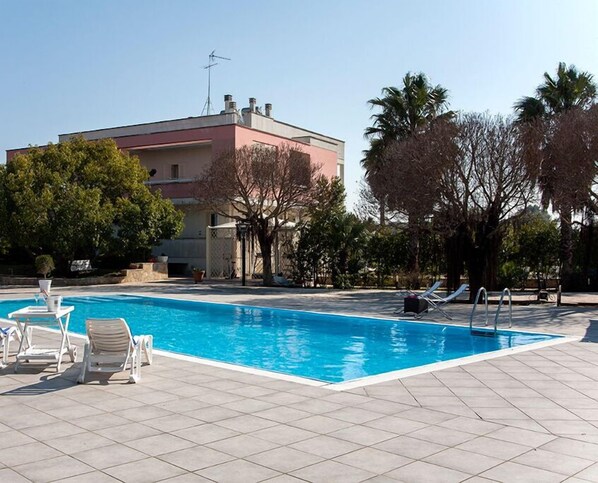 야외 수영장, 수영장 파라솔, 일광욕 의자