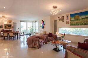 Villa, 4 Schlafzimmer | Wohnbereich | Flachbildfernseher