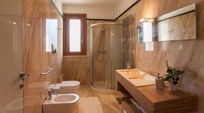 Villa, 4 habitaciones | Baño | Regadera y bidet 
