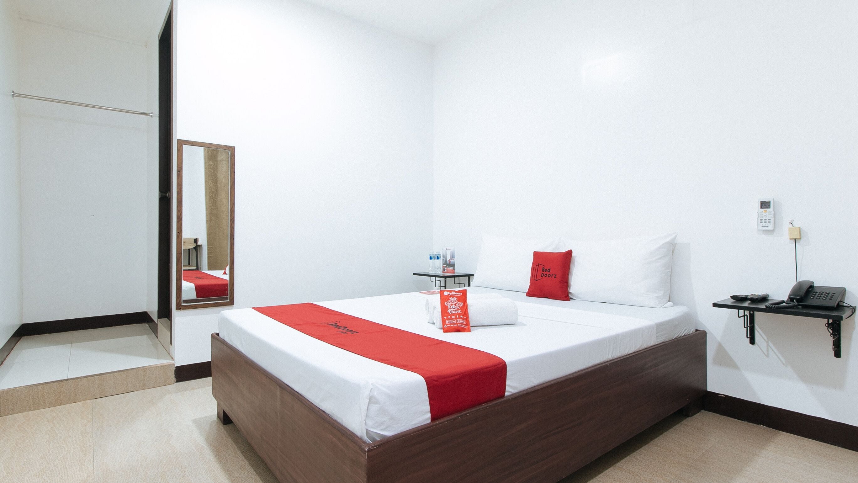 Escritorio, wifi gratis, ropa de cama