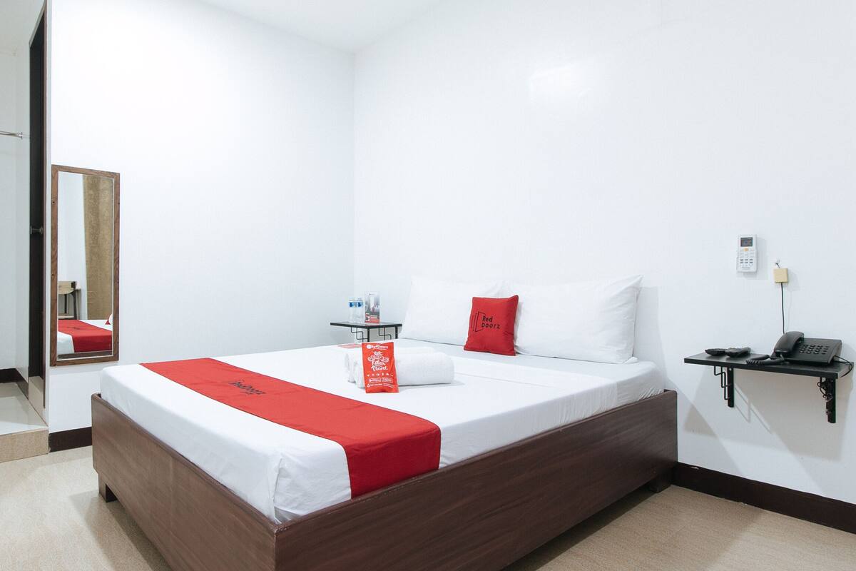 Escritorio, wifi gratis, ropa de cama