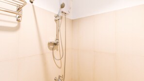 Habitación Deluxe | Baño | Ducha, artículos de higiene personal gratuitos, toallas y jabón