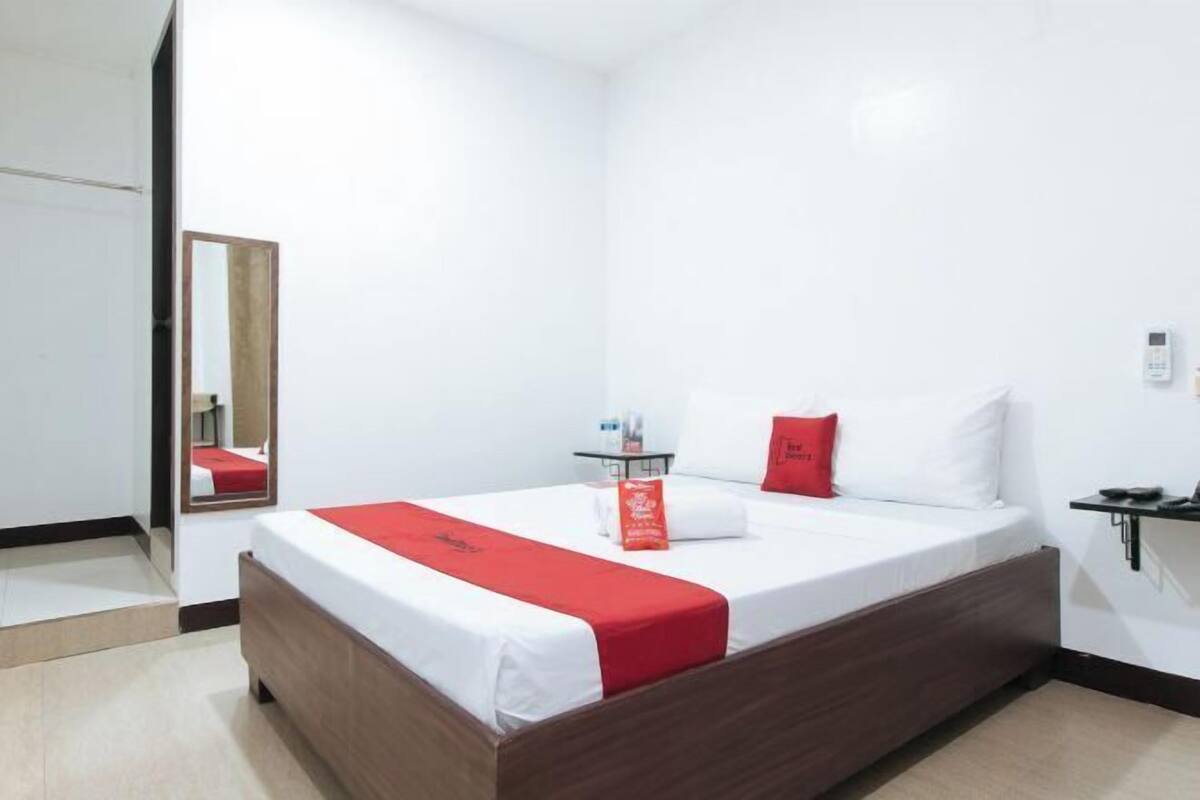 Escritorio, wifi gratis, ropa de cama