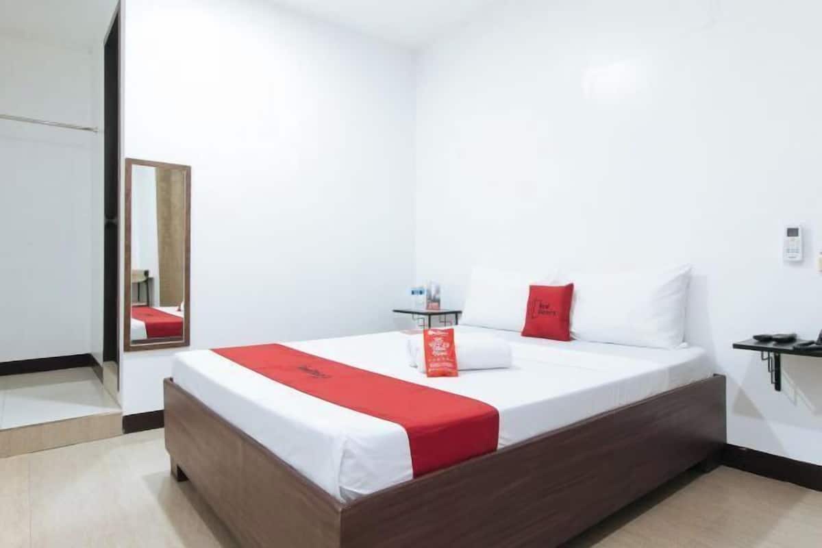 Escritorio, wifi gratis y ropa de cama