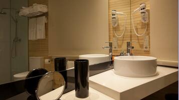 Douche, articles de toilette gratuits, sèche-cheveux, peignoirs