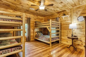 3 bedrooms, iron/ironing board, free WiFi, bed sheets - Mountain Music, Hot Tub, Theater Room, WIFI,  $560 FREE tickets each paid day!!! (Sevierville)