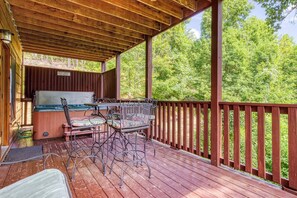 Outdoor dining - Mountain Music, Hot Tub, Theater Room, WIFI,  $560 FREE tickets each paid day!!! (Sevierville)