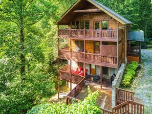 Exterior - Mountain Music, Hot Tub, Theater Room, WIFI,  $560 FREE tickets each paid day!!! (Sevierville)