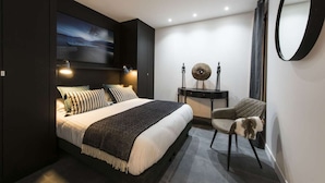 A modern bedroom with a large bed, a desk, a chair, and a large mirror. - Heidi, 2BR/2BA, 6 people (París)