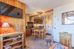 Fridge, microwave, oven, stovetop - duplex 6 beds center station Les COCHES. domain MONTCHAVIN LA PLAGNE (La Plagne Tarentaise)